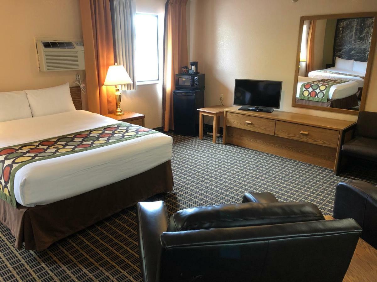 Super 8 By Wyndham Sitka Hotel Bagian luar foto